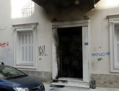 ΕΚΤΑΚΤΟ: Επίθεση αγνώστων με μολότοφ στο σπίτι του Αλ. Φλαμπουράρη στα Εξάρχεια για 8η φορά (upd)